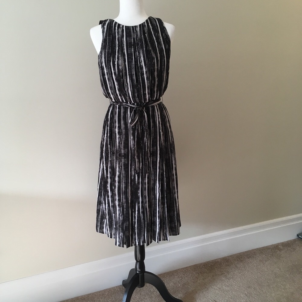 Banana Republic pleated, belted dress. Size 2p